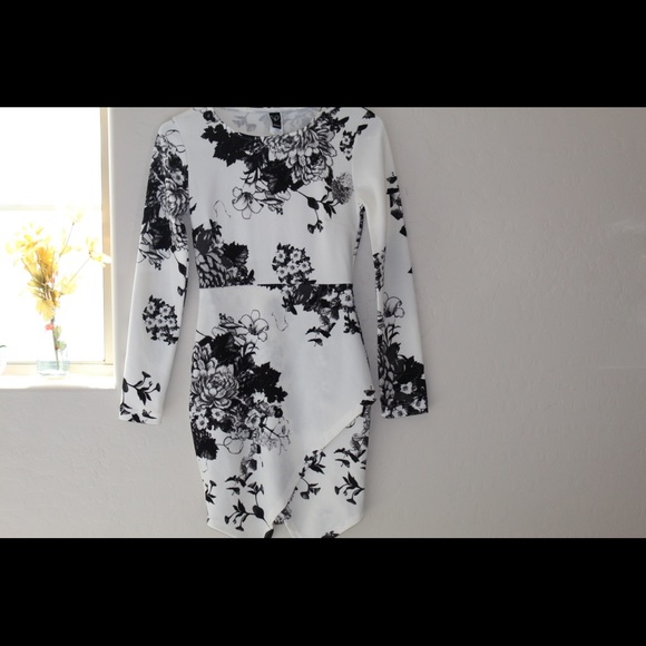 Beautiful Windsor Dress🤍 - Picture 4 of 8